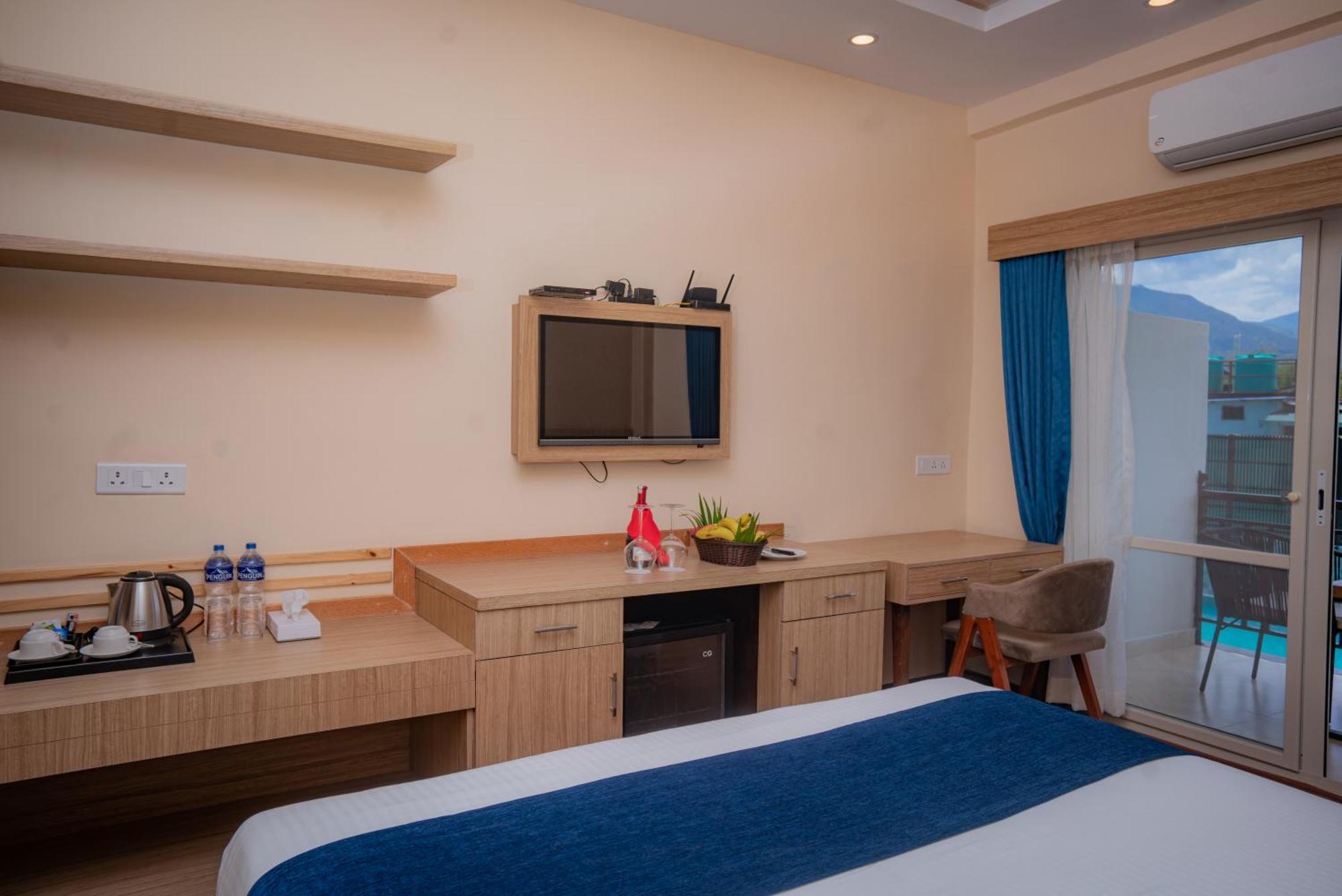 Majestic Lake Front Hotel & Suites Pokhara Exteriör bild