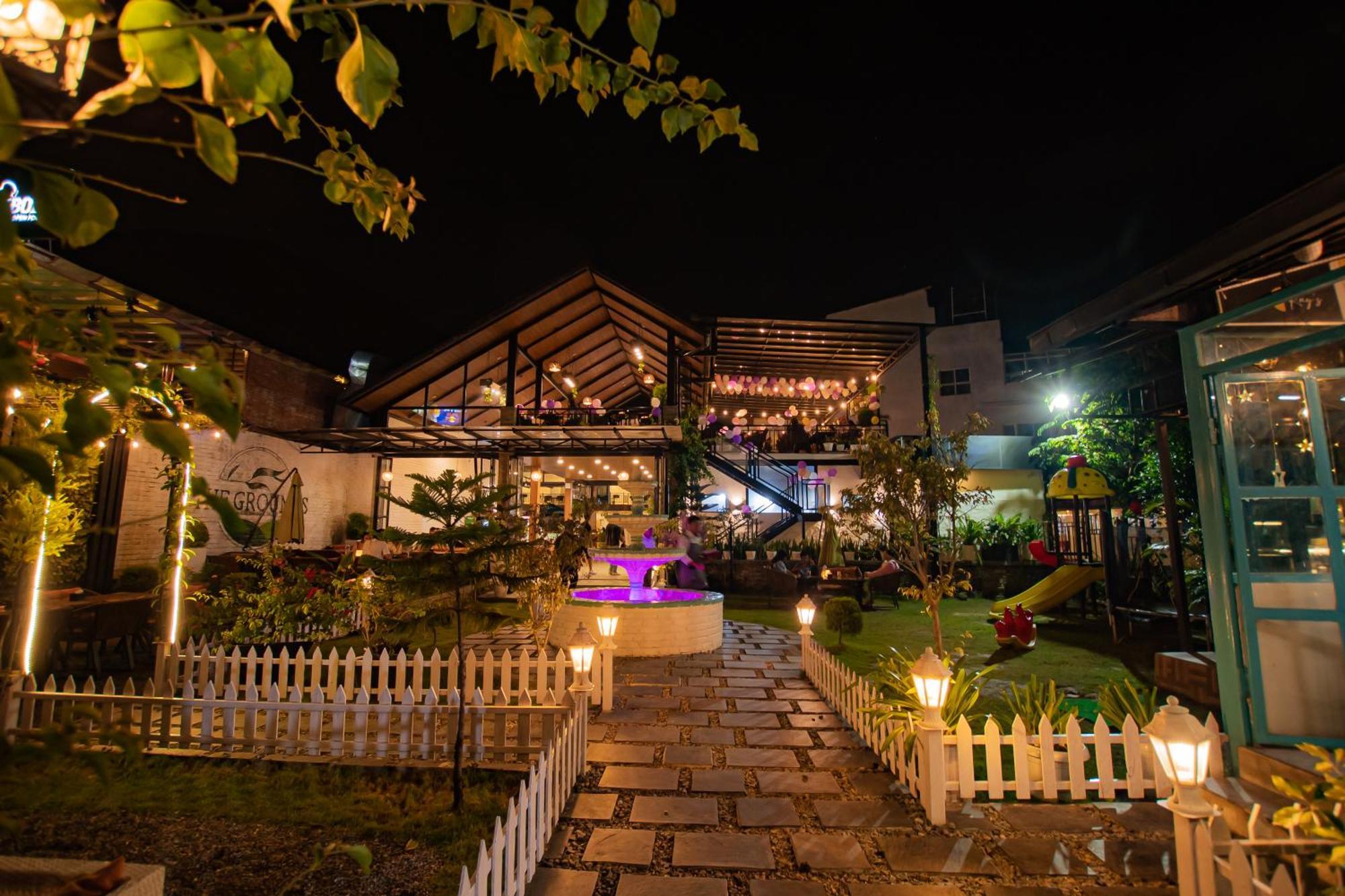 Majestic Lake Front Hotel & Suites Pokhara Exteriör bild